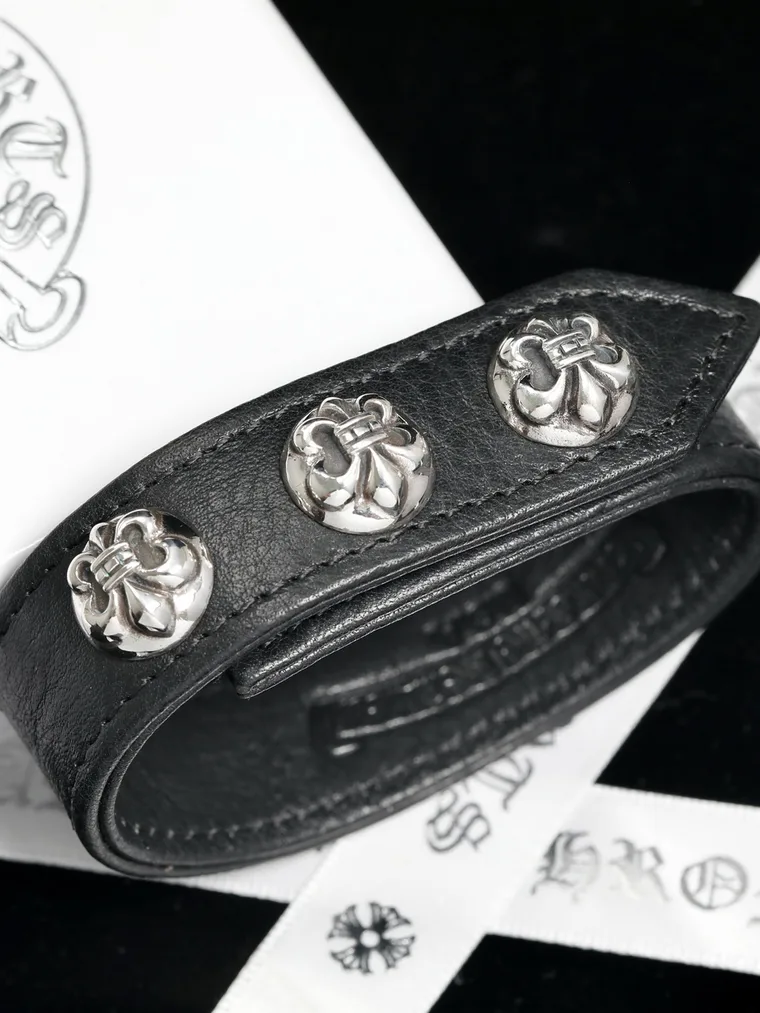 Chrome Hearts Кожаный браслет с заклепками Fleur-de-Lis