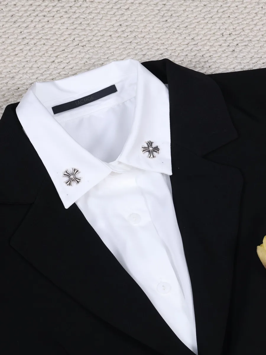 Пример ношения серебряных пинов Chrome Hearts Cross на уголках воротника белой рубашки