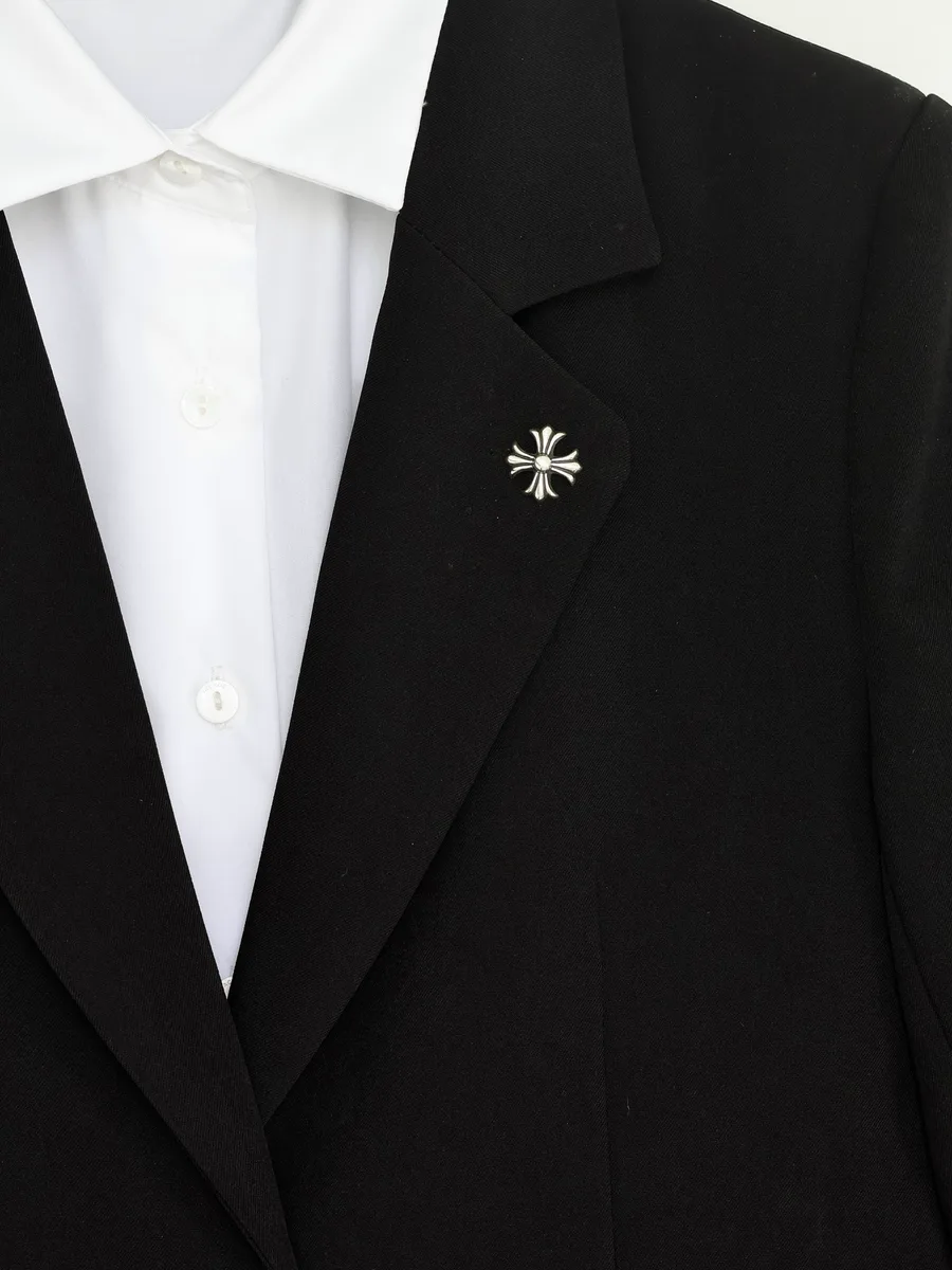 Пример стилизации серебряной броши-пина Chrome Hearts Cross на лацкане черного пиджака