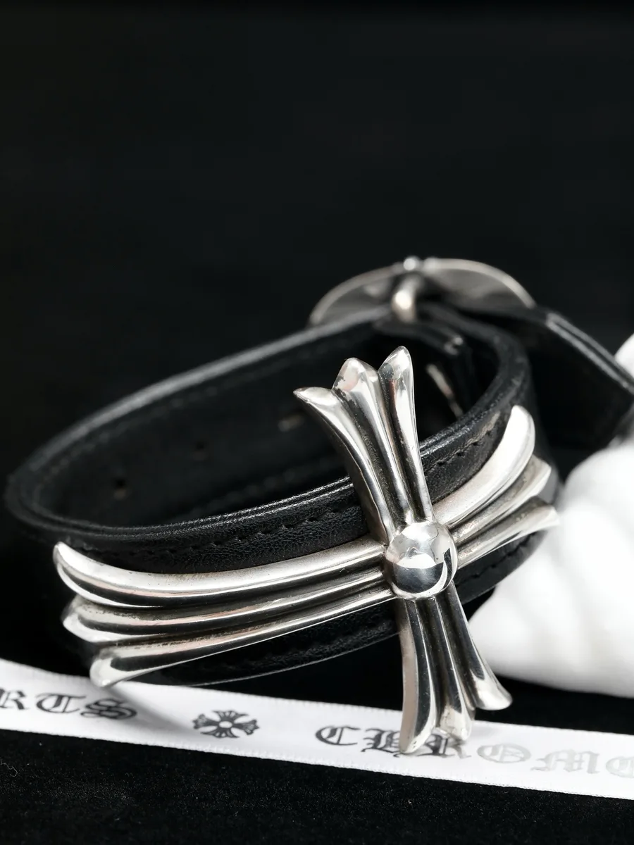 Кожаный браслет Chrome Hearts с массивным крестом и пряжкой сбоку