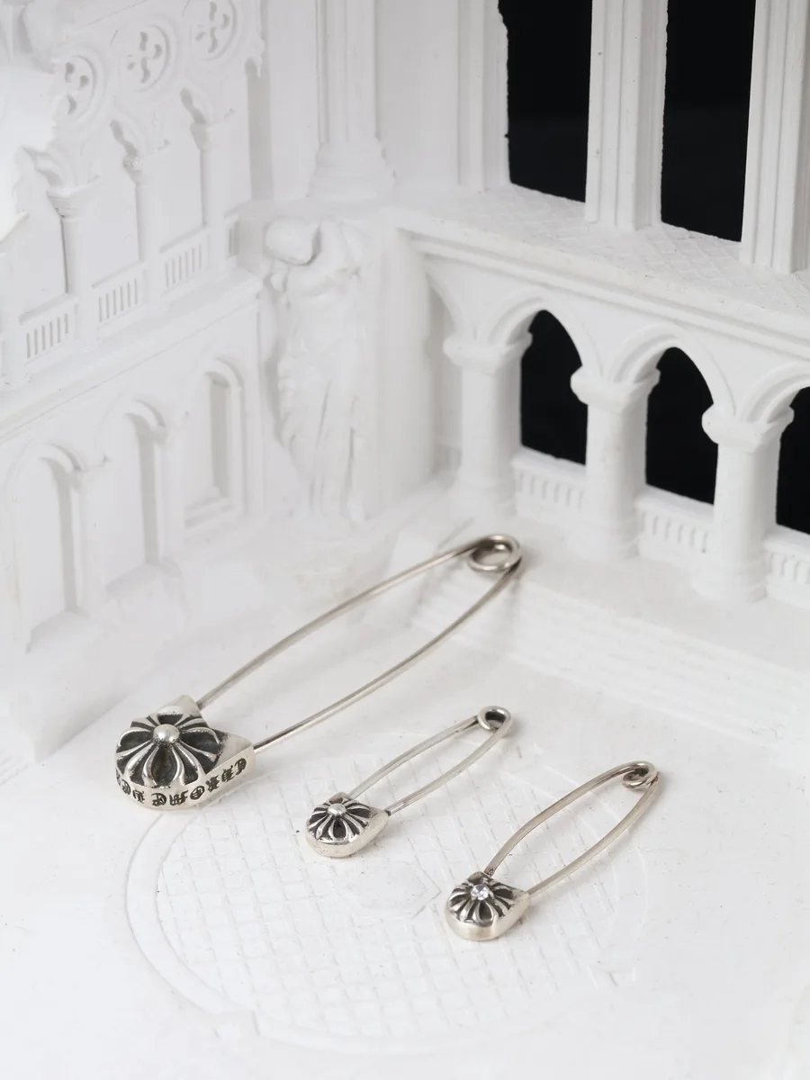 Сравнение серебряных брошей-булавок Chrome Hearts разного размера