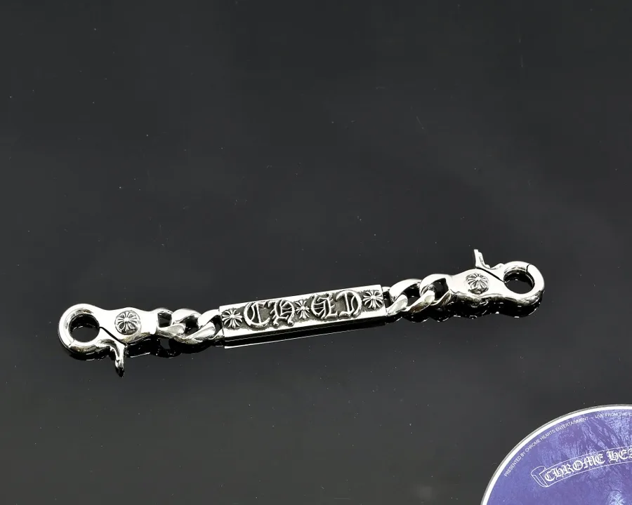 Серебряная цепочка Chrome Hearts с карабинами в разложенном виде