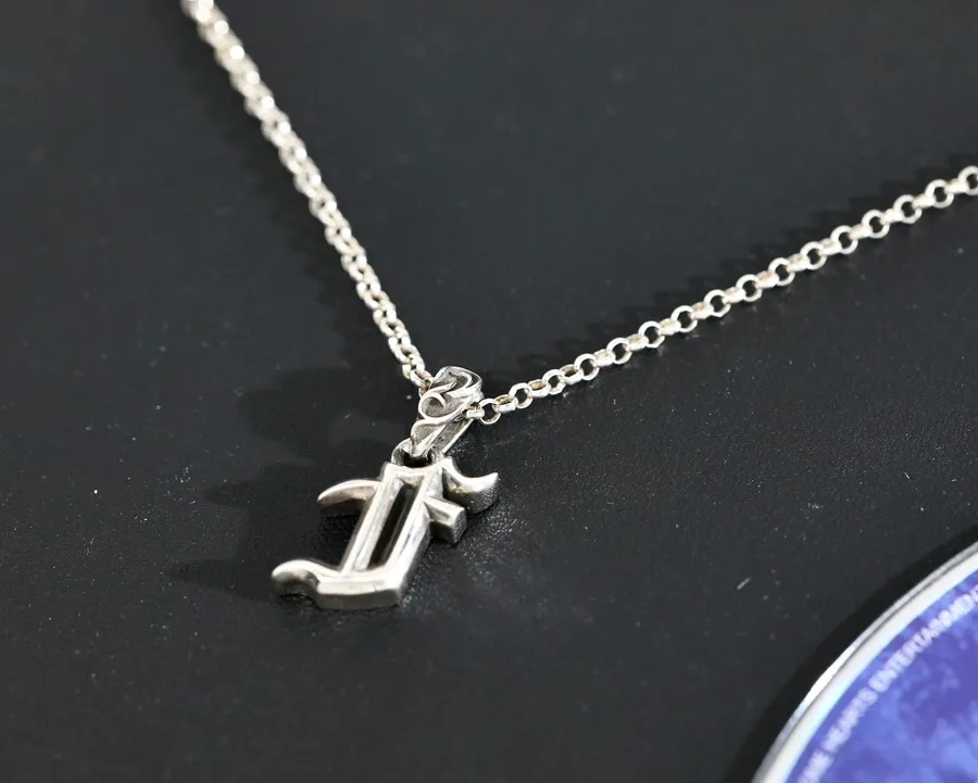 Серебряная подвеска Chrome Hearts в виде готической буквы F на цепочке