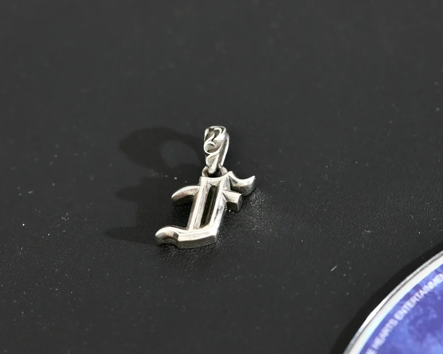 Фронтальный вид кулона с буквой F из серебра 925 пробы от Chrome Hearts
