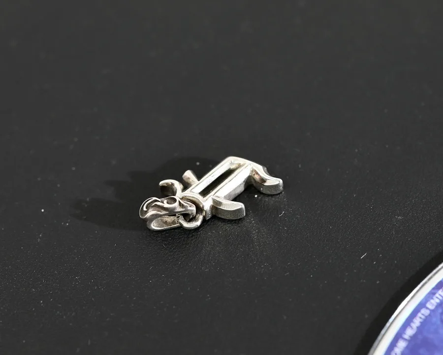 Боковой ракурс объемной серебряной подвески Chrome Hearts Буква F