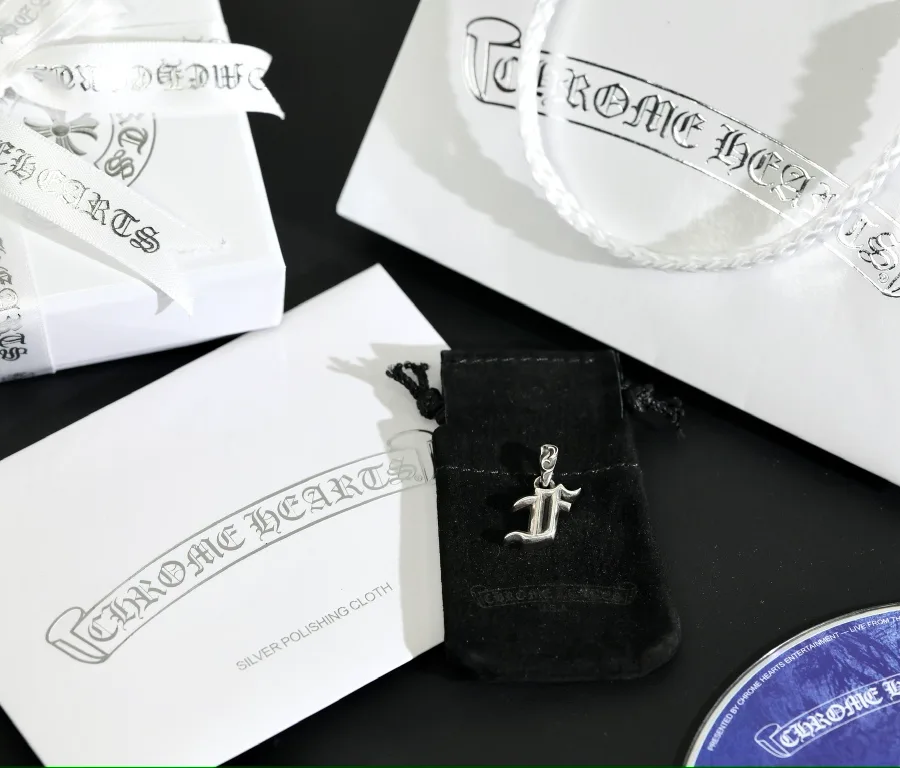 Комплект поставки подвески Chrome Hearts: фирменная коробка, пыльник, салфетка и пакет