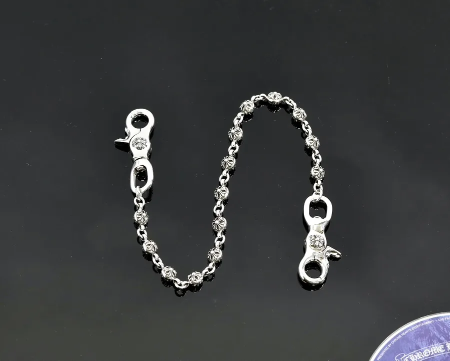 Серебряная цепочка Chrome Hearts Cross Ball с двумя карабинами на темном фоне