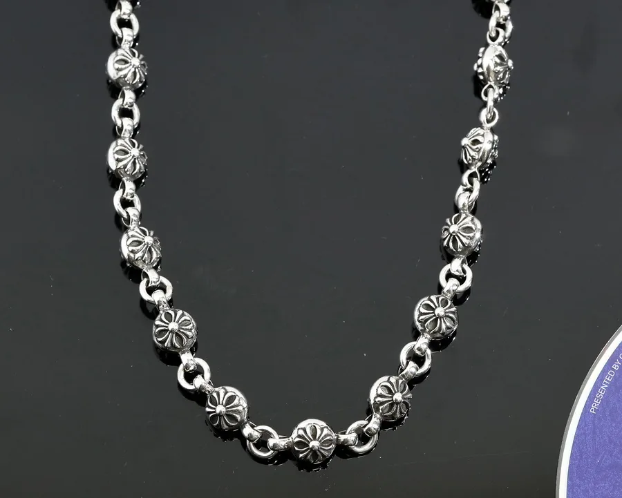 Крупный план звеньев Cross Ball серебряной цепи Chrome Hearts