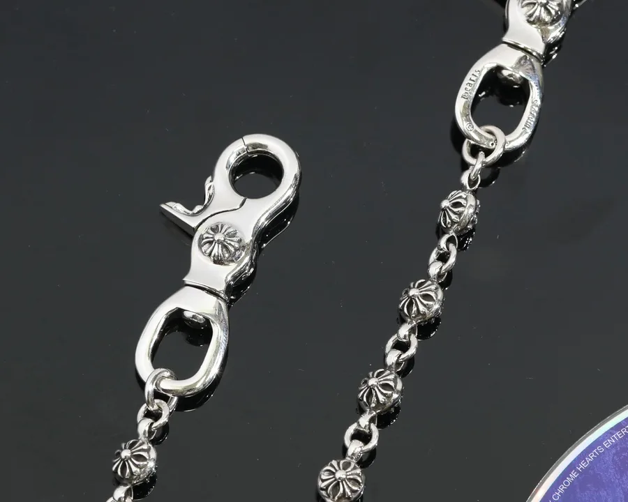 Детализированный вид поворотного карабина и звеньев цепи Chrome Hearts
