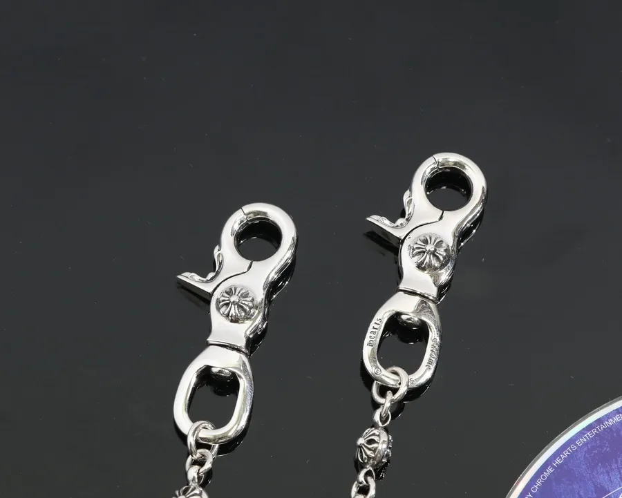 Макросъемка серебряных карабинов цепи Chrome Hearts с гравировкой