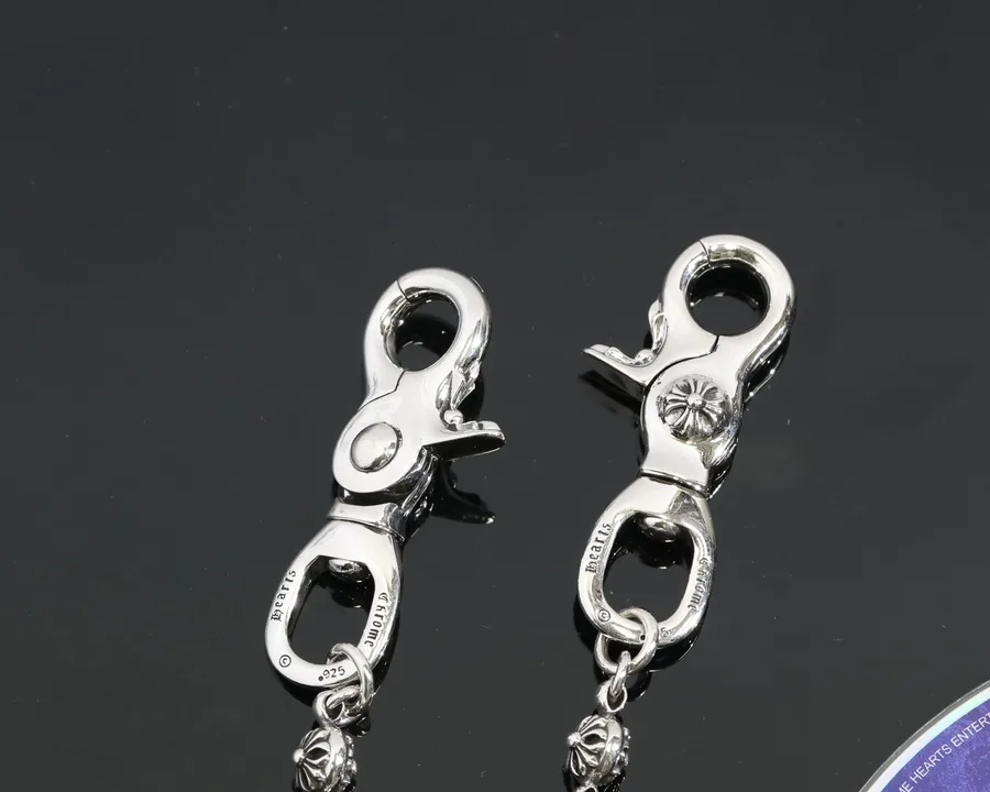 Обратная сторона карабинов цепи Chrome Hearts из серебра