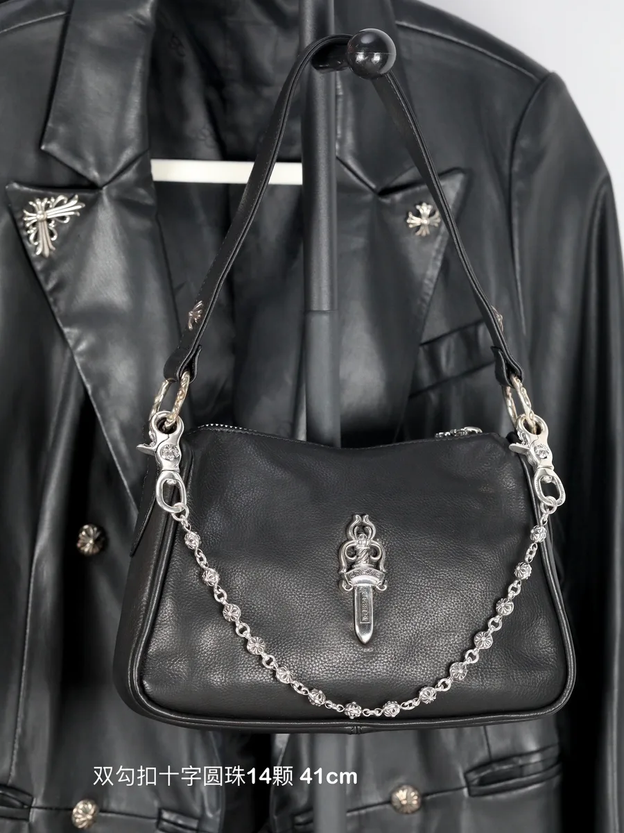 Серебряная цепочка Chrome Hearts Cross Ball, закрепленная на черной кожаной сумке