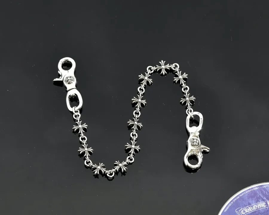 Серебряная цепочка Chrome Hearts с крестовыми звеньями Tiny CH Cross на темном фоне