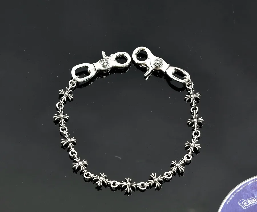 Цепочка Chrome Hearts с замками-карабинами, выложенная по кругу