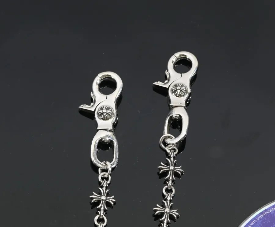 Крупный план фирменных замков-карабинов цепочки Chrome Hearts