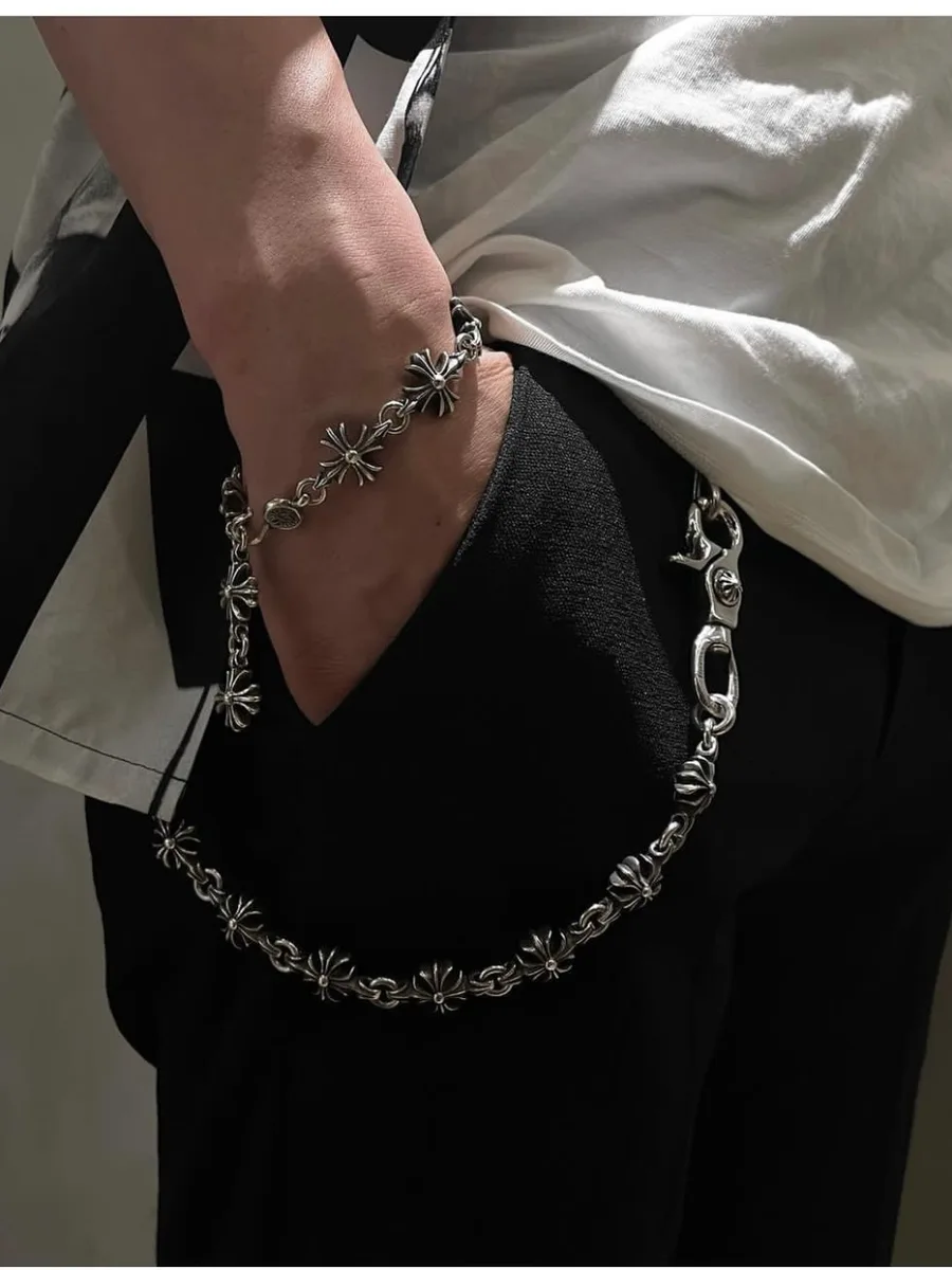 Серебряная цепочка Chrome Hearts в качестве поясного аксессуара на брюках