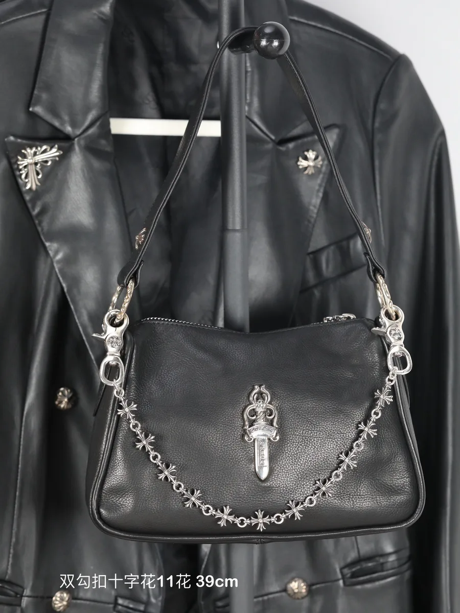 Цепочка Chrome Hearts, закрепленная на черной кожаной сумке