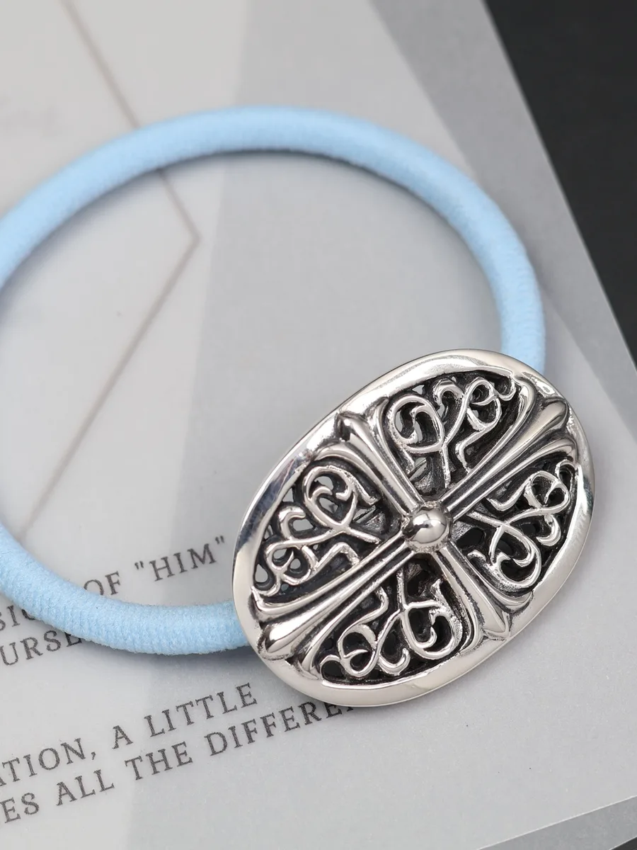 Резинка для волос Chrome Hearts с серебряным овальным элементом на голубом шнурке