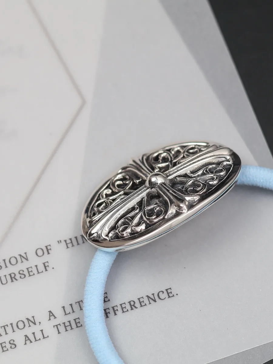 Серебряная накладка на резинке для волос Chrome Hearts, ракурс сбоку