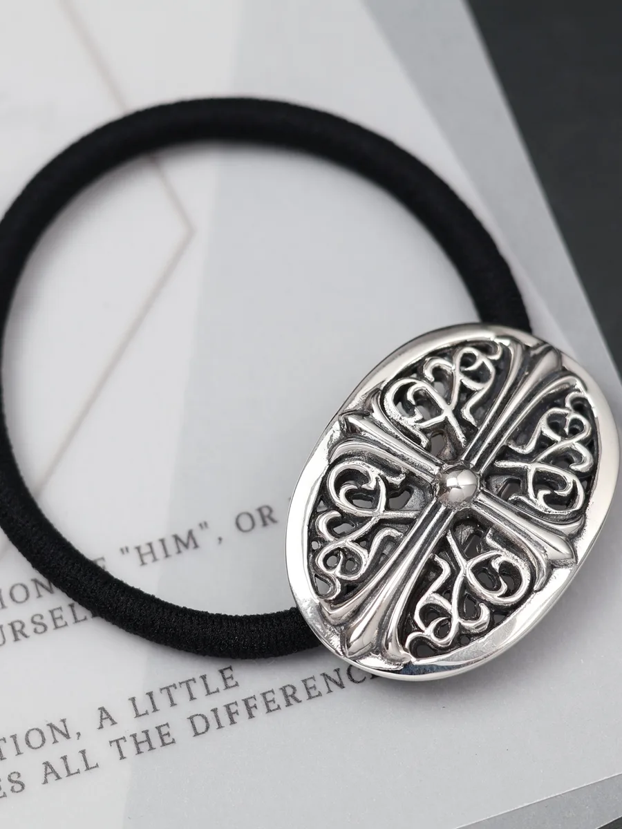 Резинка для волос Chrome Hearts с черным эластичным шнурком и серебряной деталью
