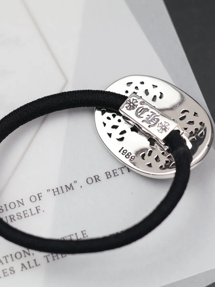 Оборотная сторона серебряной вставки резинки Chrome Hearts с фирменной гравировкой