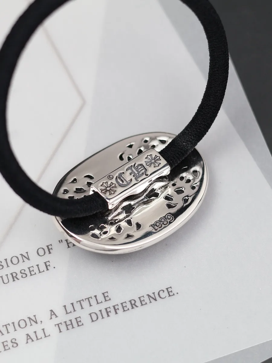 Крупный план фирменной гравировки Chrome Hearts на серебряной основе резинки