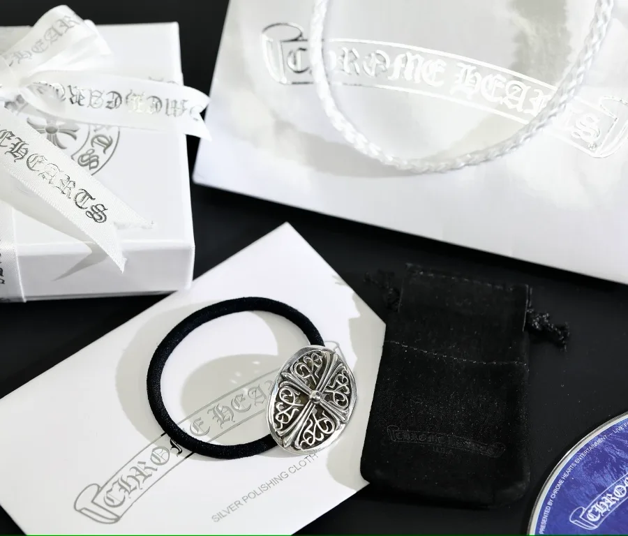 Комплект поставки резинки Chrome Hearts: фирменная коробка, пыльник и салфетка для ухода