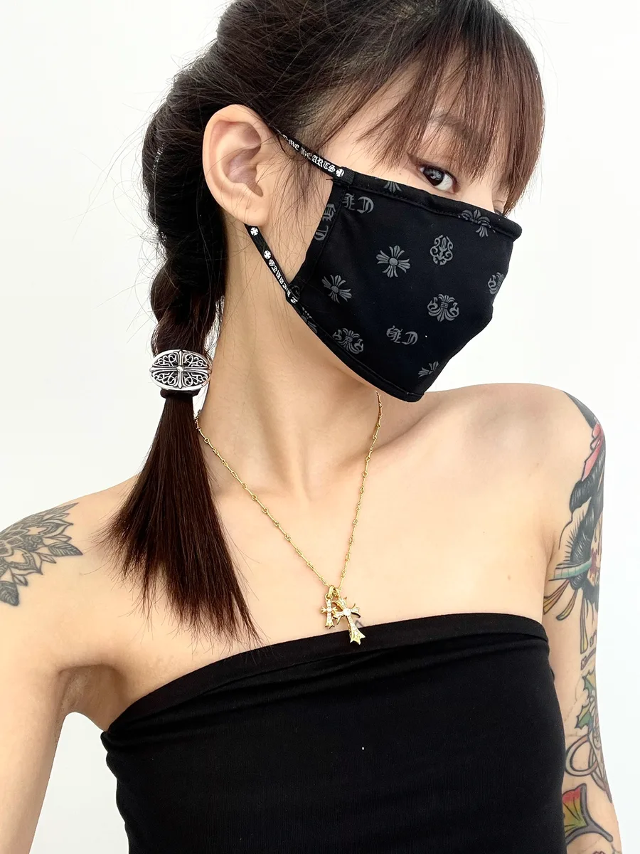 Резинка для волос Chrome Hearts из серебра 925 в прическе модели