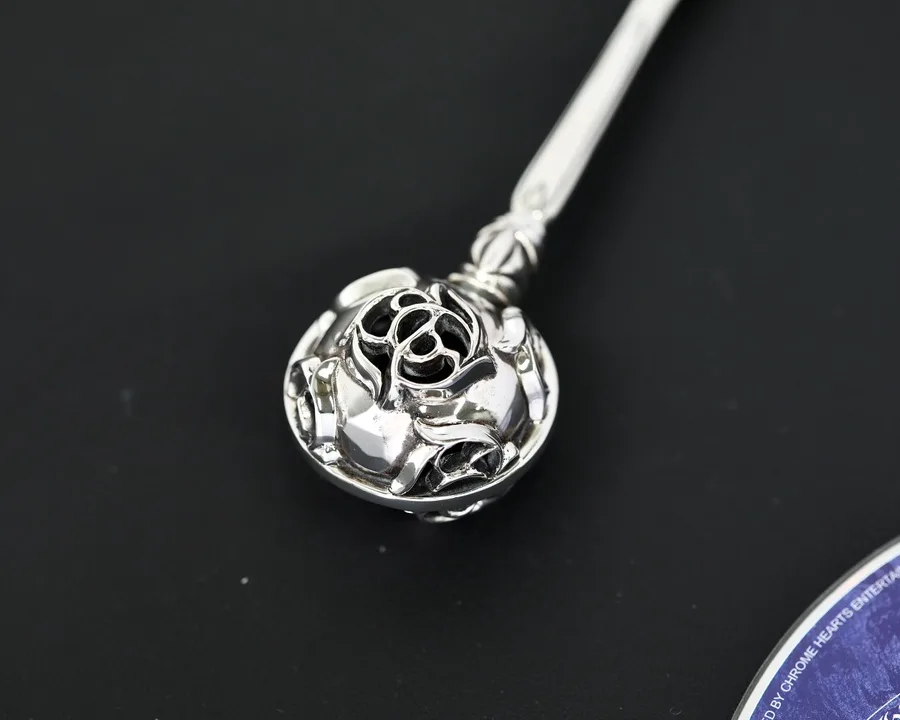 Крупный план резного ажурного шара погремушки Chrome Hearts