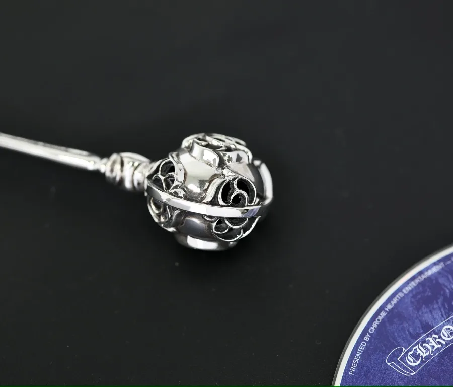 Детализация ажурного готического орнамента погремушки Chrome Hearts