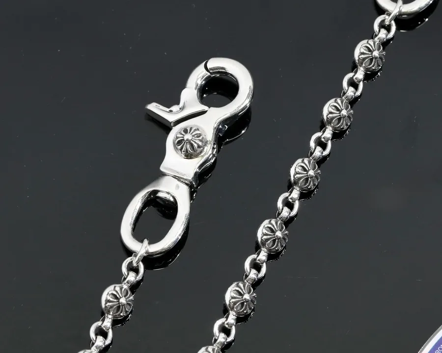 Фирменный серебряный карабин цепи Chrome Hearts вблизи
