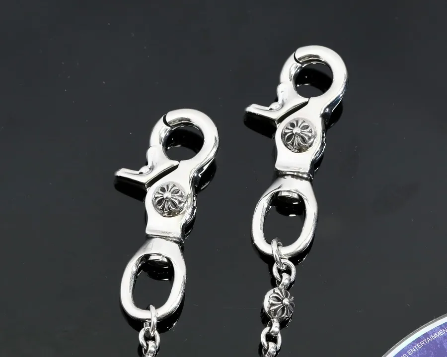 Карабины с гравировкой креста Chrome Hearts крупным планом