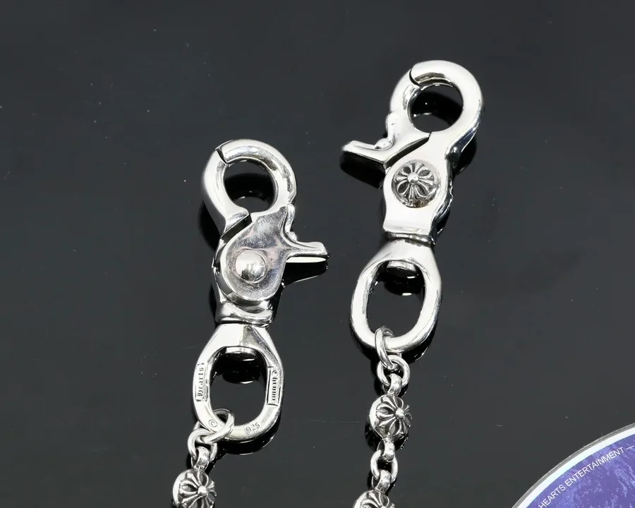 Обратная сторона карабинов цепи Chrome Hearts
