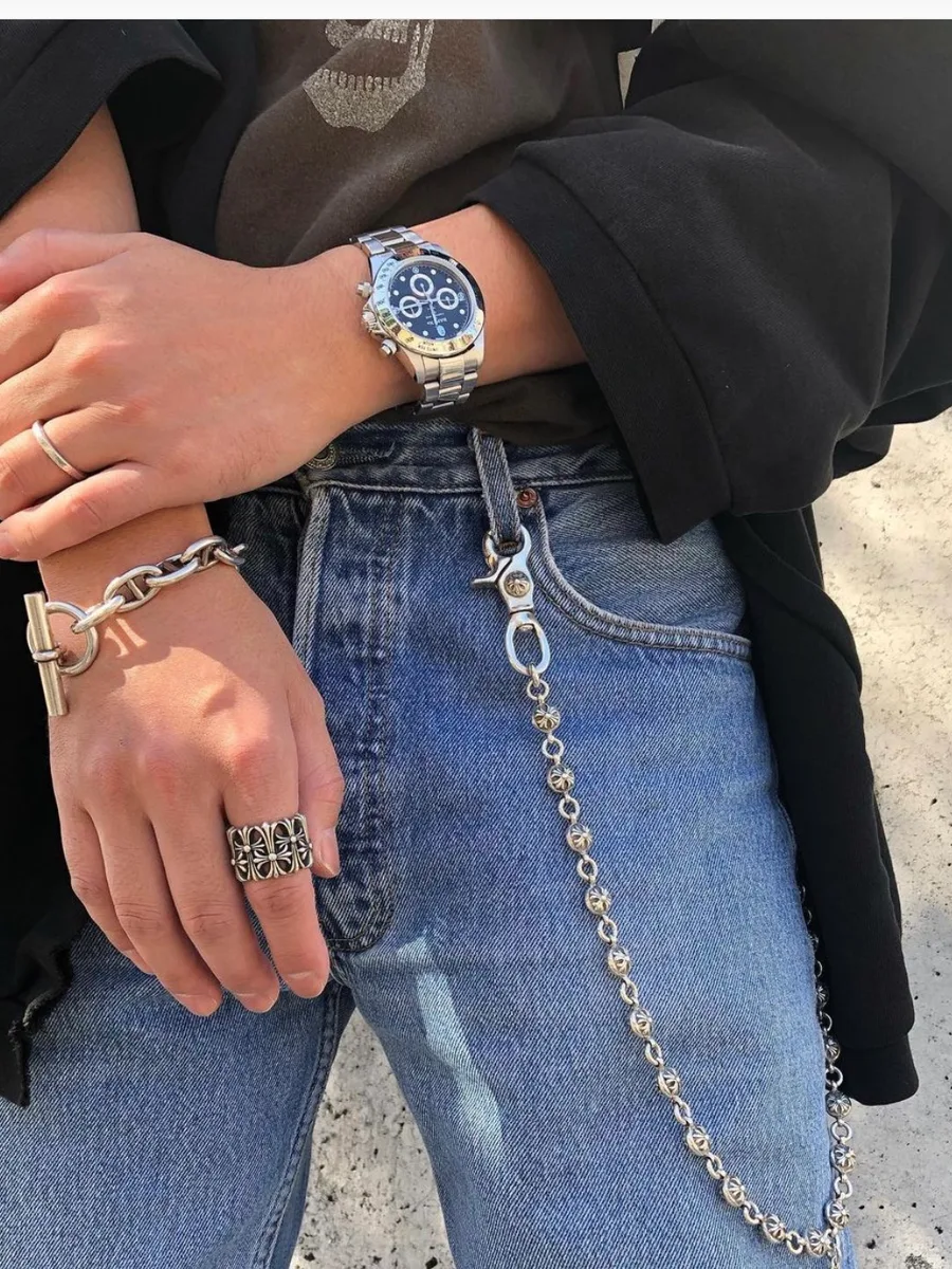 Поясная цепь Chrome Hearts на дениме в стилизованном образе