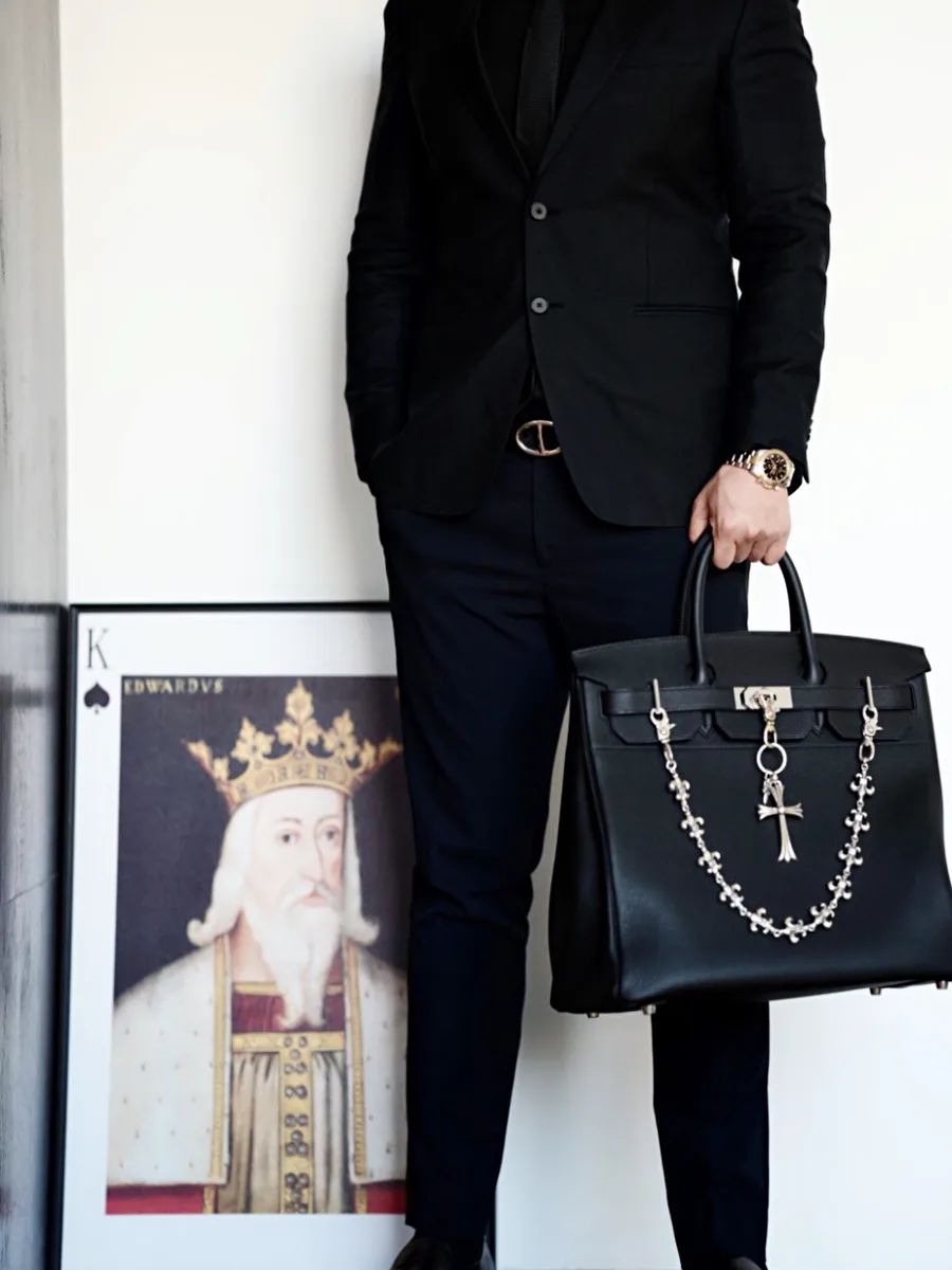 Мужской образ с сумкой, украшенной цепью Chrome Hearts