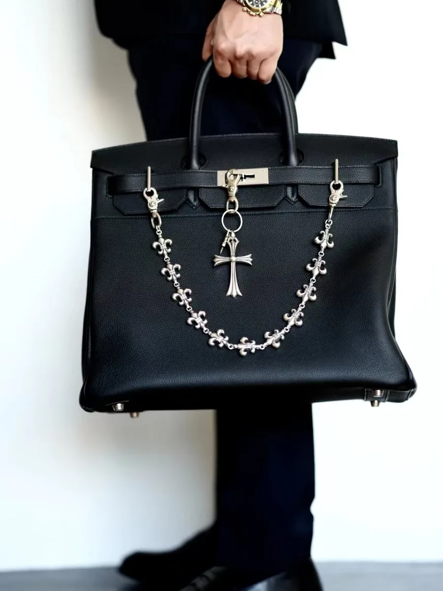 Сумка тоут с цепью Chrome Hearts Cross Ball в руках