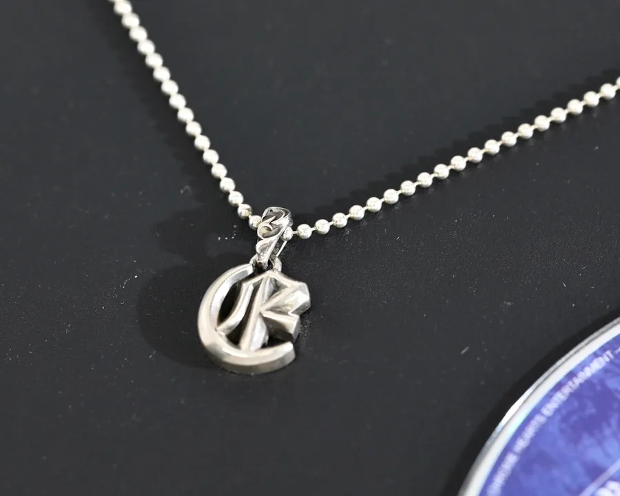 Серебряная подвеска-буква E Chrome Hearts на шариковой цепочке