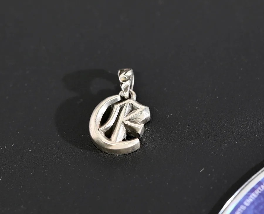 Кулон в виде буквы E Chrome Hearts из серебра 925 пробы, вид спереди