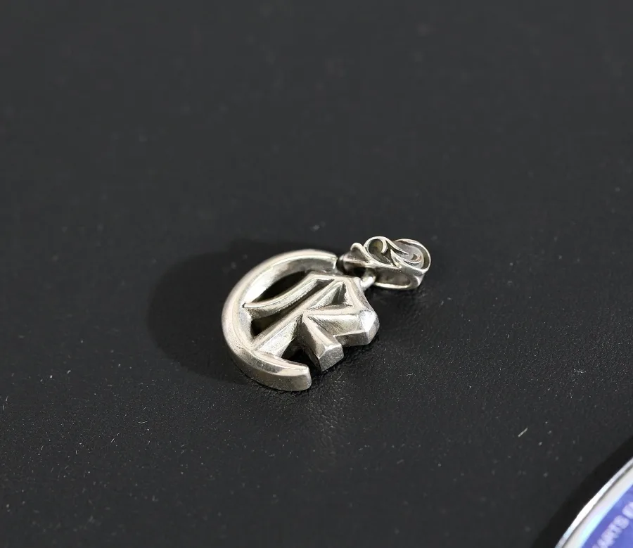 Подвеска-алфавит буква E Chrome Hearts в ракурсе три четверти