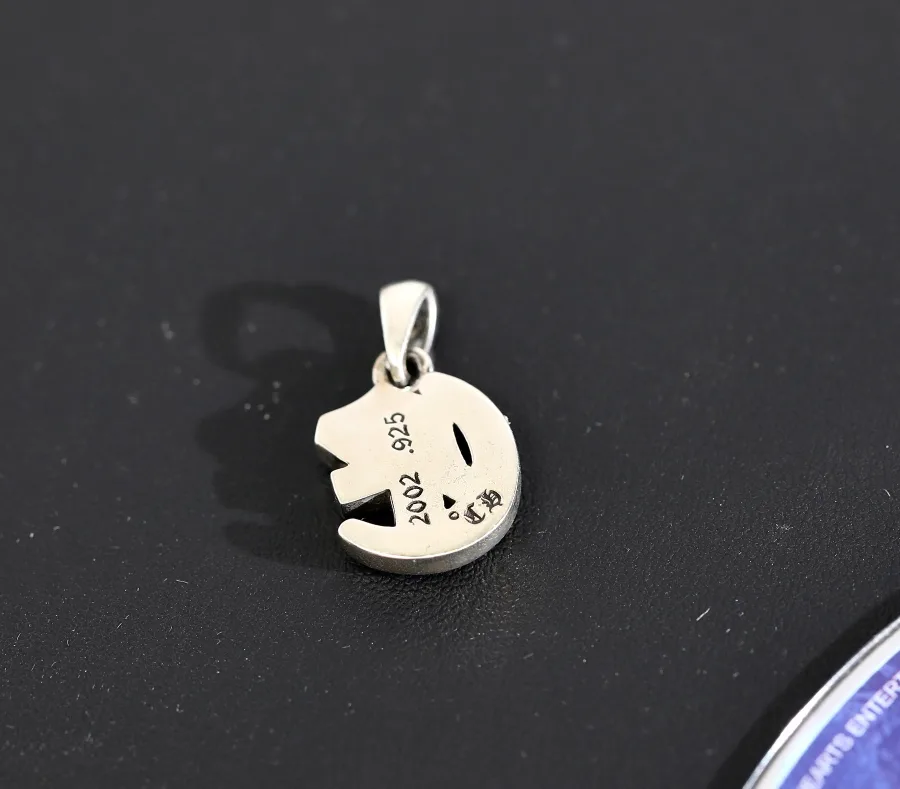 Оборотная сторона серебряной подвески Chrome Hearts с гравировкой 2002 .925