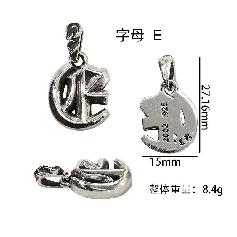 Схема с размерами 27.16 на 15 мм и весом 8.4 г подвески буквы E Chrome Hearts