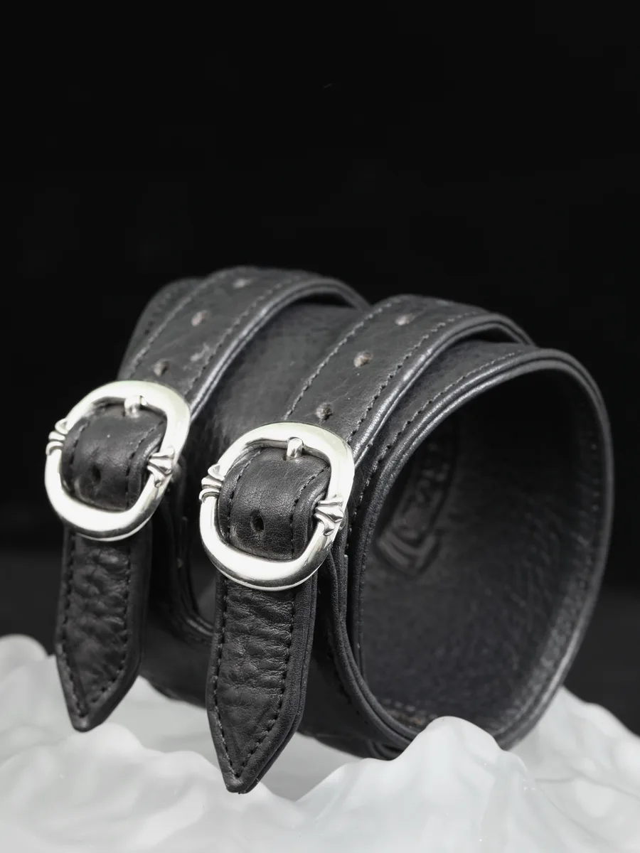 Широкий кожаный браслет Chrome Hearts с двумя пряжками, вид спереди