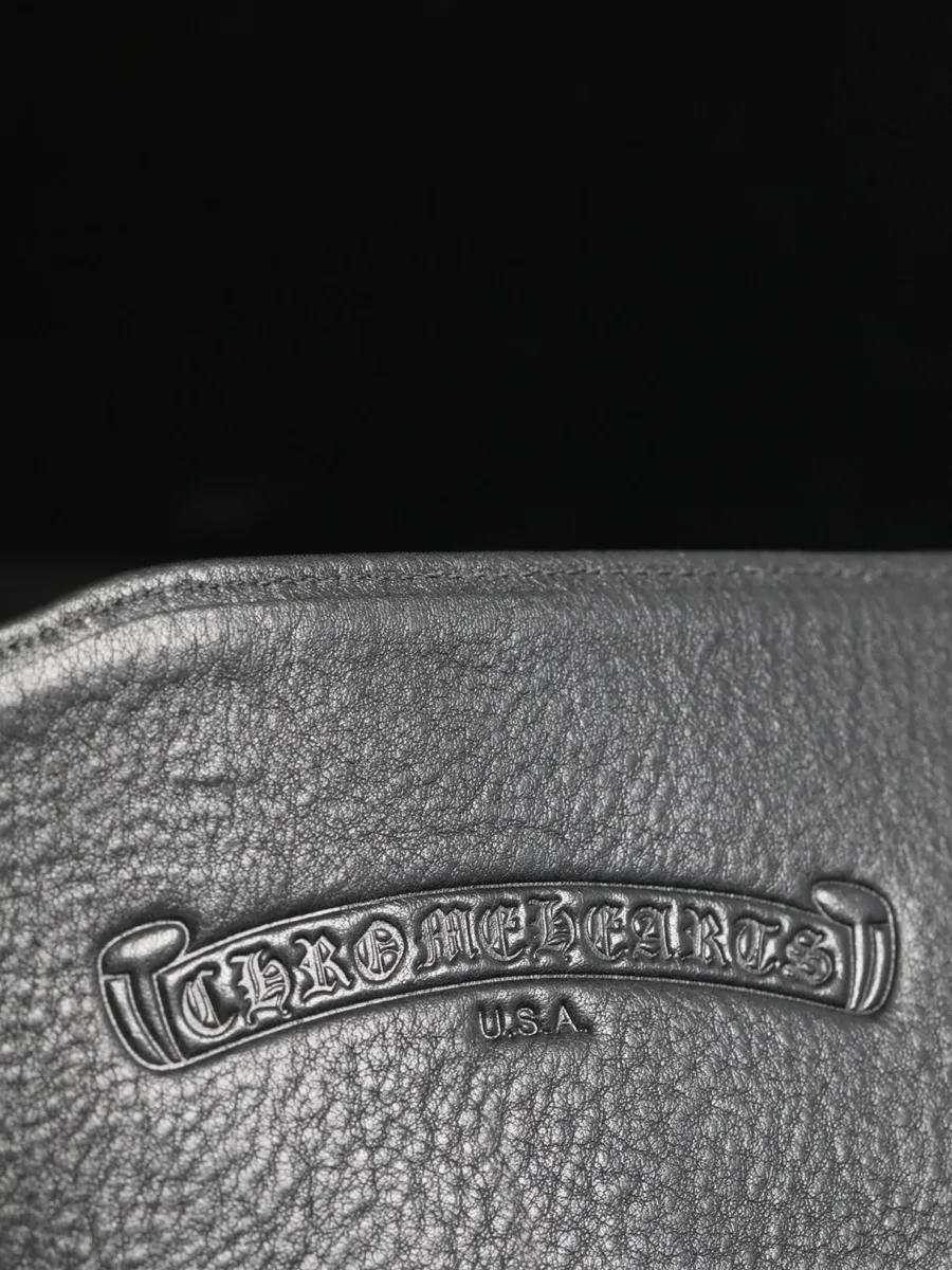 Фирменное тиснение Chrome Hearts на натуральной коже