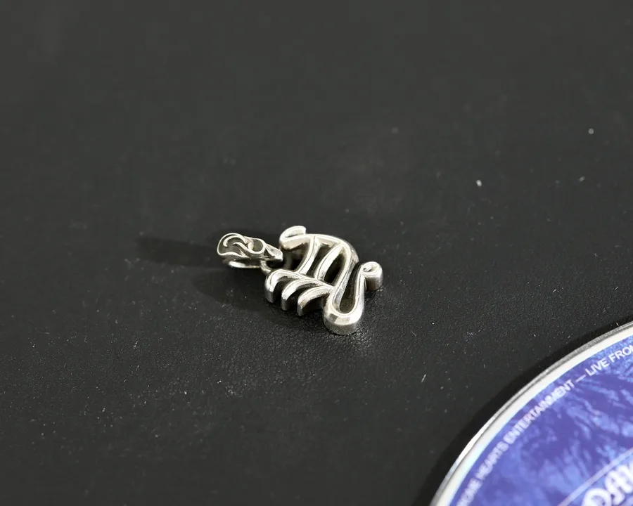 Вид сбоку на подвеску Chrome Hearts буква Y