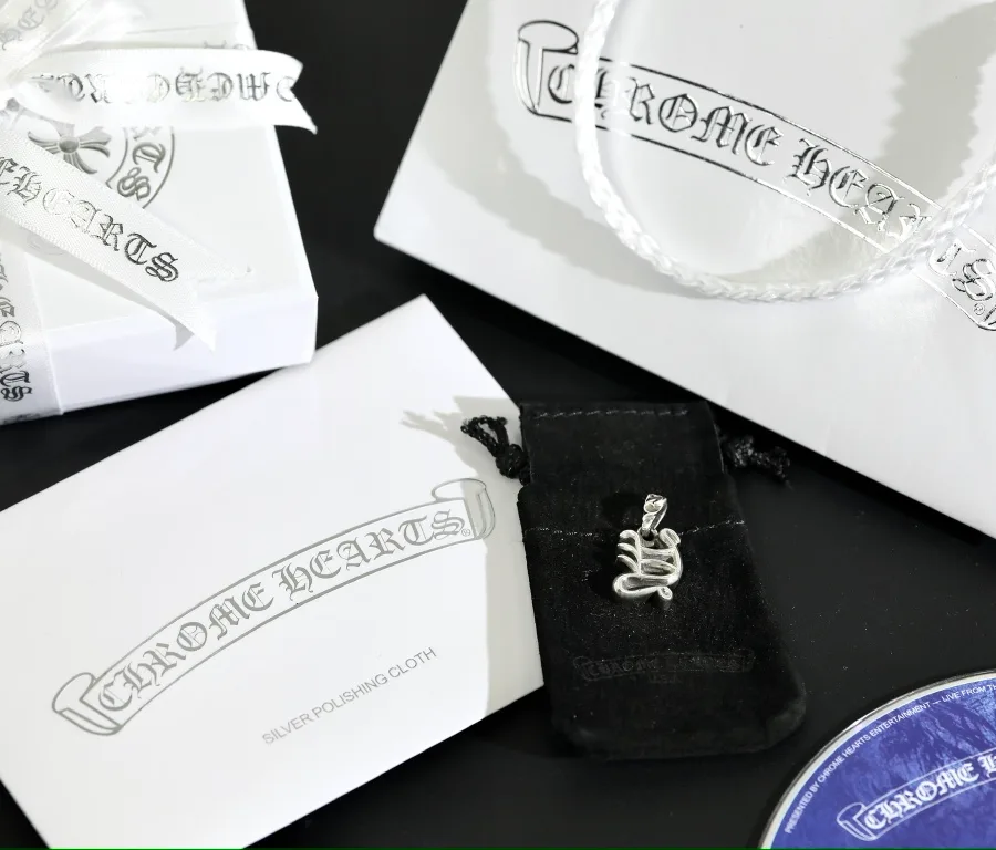 Комплект поставки подвески Chrome Hearts с мешочком и упаковкой