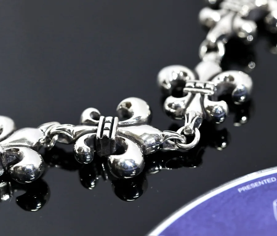 Детализированный вид рельефных звеньев геральдических лилий цепи Chrome Hearts