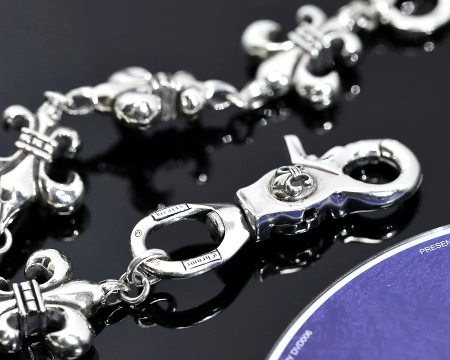 Крупный план карабина и соединительных элементов цепи Chrome Hearts
