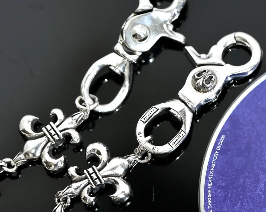 Два поворотных карабина с гравировкой на серебряной цепи Chrome Hearts