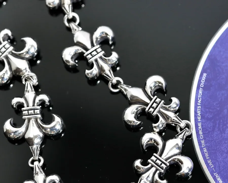 Макрофотография звеньев цепи Chrome Hearts из черненого серебра 925 пробы