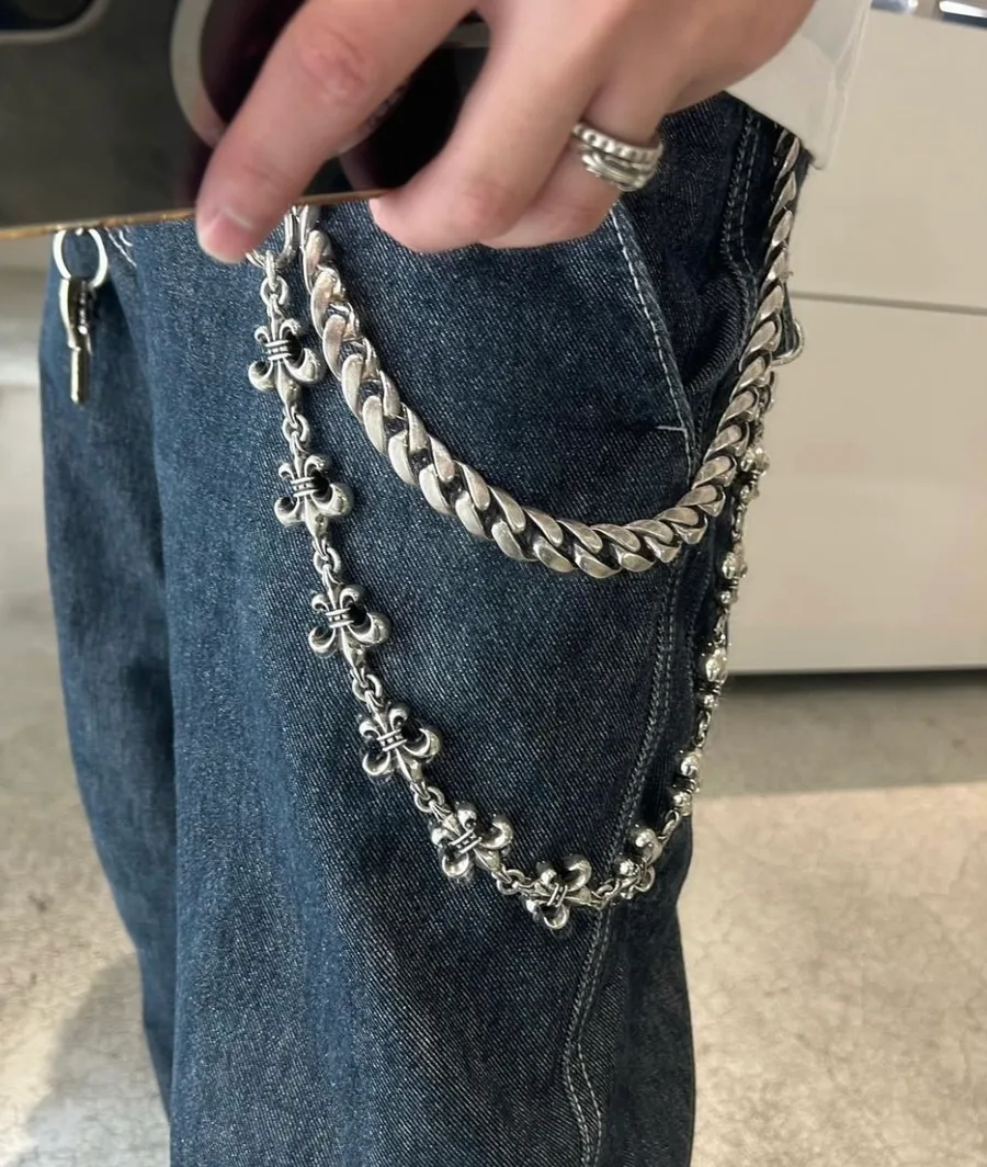Серебряная цепь Chrome Hearts в качестве поясного аксессуара на джинсах
